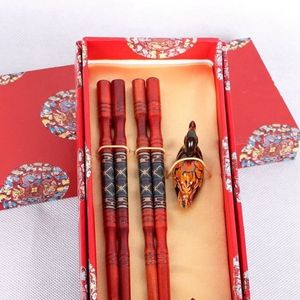 Essstäbchen aus Holz, 2 Paar mit Halterungen, chinesische Merkmale, China Affairs präsentiert Geschenk-Souvenir 230302
