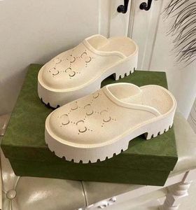 Lüks terlik marka tasarımcı bayanlar kadınlar için platform sandaletler B22 oyulmuş şeffaf malzeme moda güneş plaj kadın ayakkabı terlik