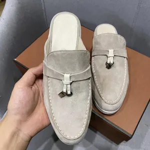 2024 Últimos casais de verão Charmos de camurça embelezados Slippers de camurça Aroon Luxe Mula Sapatos de couro genuíno Casual Slip Casual On Flats Women Designers Factory calçados