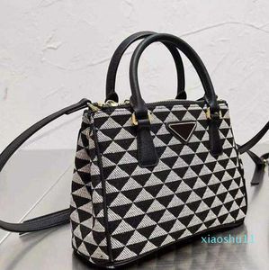 مصمم Galleria luxurys مصمم حقيبة السيدات حقيبة اليد من الجلد مثلث نمط النساء TOTES CROSSBODY TOTE أعلى جودة أحدث symbole