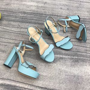 Kadın Tasarımcı Sandalet Lüks Yüksek Topuklu Metalik Laminat Deri Orta Yüksek Topuk Sandal Yaz Düğün Ayakkabı Elbise Ayakkabı Boyutu 35-42 Kutu No261