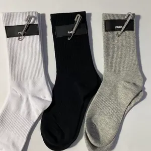 Designer -Design Luxus -Strumpf -Männer -Damen Socken 100% Baumwollstrümpfe Hochwertige Seniorenstraßen Komfortable Long Socken Buchstaben mit Paperclip 2Pairs