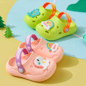 Slipper barn tofflor för pojkar flickor sommar croc trädgård strand tofflor simning toffel för barn inomhus sandaler grotta hål baby skor T230302