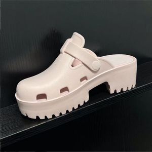 Designer Mulheres deslizam Sandal Women Women Hollow Sandals Designer Slippers Jelly Colors High Heel Summer Rubber Lug Sole Mules 35-41