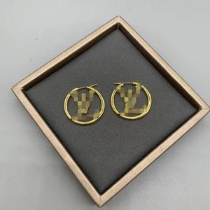 Modedesigner hoop örhängen 3/4/5 cm klassiska bokstav 2colors guld och silver stora cirkel enkla örhängen inledande kvinnors damsmycken örhänge för kvinnor M64288 E-102