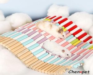 Små djurförsörjningar färgglada husdjur leksak hamster trä bro fågel stående marsvin chinchilla tugga leksaker bur dekor accessori3302654
