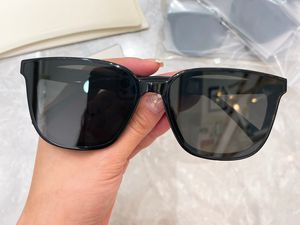 Solglasögon för kvinnor män Summer Tam Designers Style Anti-ultraviolet Retro Plate Full Frame Fashion Glasses Random Box