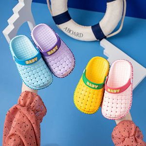 Tofflor barn sommar tofflor pojkar flickor sandaler brev söta trädgårdsskor pvc mules barn strand andningsgavarskor baby troggar 2022 t230302