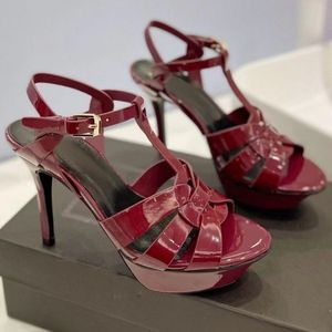 Sandálias de sandália de salto feminino designer de saltos altos sapatos noturnos fivela de fivela de sandália de 10cm de metal brilhante couro vermelho sapatos de casamento vermelho
