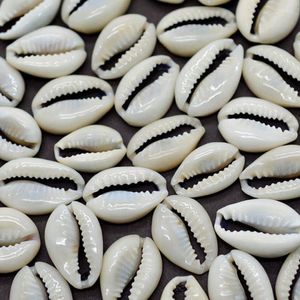 Minchas 50pcs marinho de concha de cowrie cowrie praia de charme para mulheres brigos de braceletes de bracelete diy acessórios de jóias