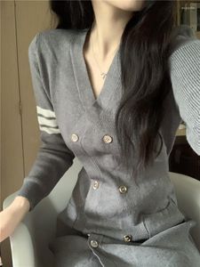 Abiti casual Grigio scollo a V Abito sottile a maniche lunghe Temperamento invernale da donna Chiusura a vita a maglia Corta Moda Abiti femminili eleganti