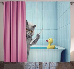 Cortinas cortinas cortinas engraçadas imagem de gato segurando uma escova de dentes no banheiro e um pato de borracha de brinquedo na banheira quarto W1643064