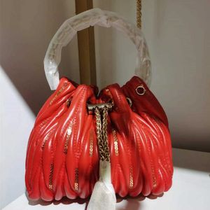 女性がタッセルバケツバッグ女性ショルダーバッグメタルリーフハンドルレディーのための取り外し可能なメタリックチェーンストラップハンドバッグ財布