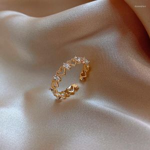 Bröllopsringar Sydkoreas ihåliga hjärtformade guldöppningsring Utsökta mode Simple Point Finger Women's Banquet Jewelry