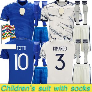 2023イタリアサッカージャージファンバージョンMaglie Da Calcio Totti Verratti ChiesaトレーニングスーツイタリアサッカーTロレンツォキッズセットソックスとの試合ごとにキットユニフォーム