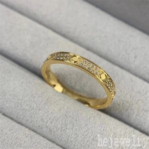 Rocznicowy luksusowe zaręczyny Pierścień miłosny Wed Gold Gold Golden Iced Out Designer ze stali nierdzewnej B4083400 Elegancki metalowy litera Pierścienie ZB019 E23