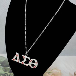 Handgemaakte Griekse Sorority Aeo Logo Red Wit Peal Rhinestone Letter Charme Kettingen Women Sieraden