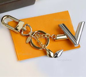 Fashion Keychain Key Buckle Letters Design Portachiavi in pelle fatti a mano Uomo Donna Pendenti con borsa 18 Opzione Top-Quality