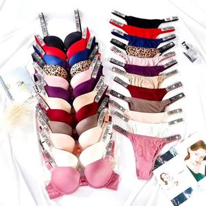 BRAS SET RHINESTONE SEKSİ KADINLAR Dantel Diamondsexy T Şeket Pantolon Sıcak Elmas İç Çamaşırı Kadınlar Kırmızı Mektup Omuz Kayışı Desteği ve Sütyen Seti Toplama