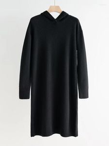 Vestidos casuais mulheres letra de letra bordada de cashmere vestido com capuz 2023 outono fêmea fêmea longa de manga longa coloração sólida mantos de cor midi