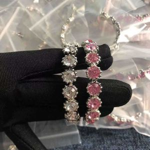 20% rabatt 2023 Ny lyxig högkvalitativ modesmycken för rosa öppen hög version full diamant kvinnlig personlighet armband ljus lyxsmycken