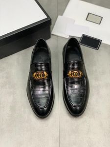 Nya G loafers Herrklänningsskor spetsiga tå svart vit brun krokodilmönster läder loafer tiger huvud spänne män designer lyx företag sneakers sko 38-44