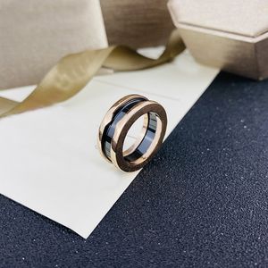 Designerringringar Titanium Steel Silver Love Ring Men and Women Rose Gold Jewelry For Lovers Par Rings Gift Size 5-12 Mens Gold Ring Celtic