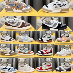 2023 Novo jogo compacto de luxo Compact Compact Casual Shoes Design Sneaker Sneaker Vintage Suede Beige Shoes de Skate de Material Absorvendo 35-45