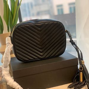 Moda crossbody çanta kamera omuzdan askili çanta V-şeritli tasarım metal logolu bayan çantası