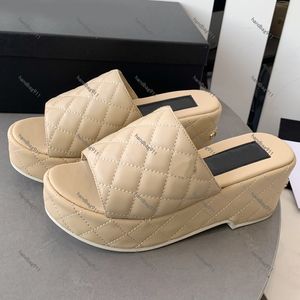 10a Top Tier Quality Luxury Designer Lambskin Slipper 2023 Nyaste platta sandaler Sommarbroderi Rhomboid quiltning Real Leather Fashion Women skor Storlek 35-40