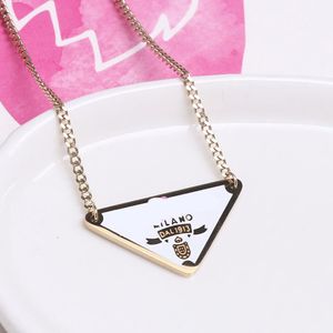 Gold Sier Triangle Letter Pendant Halsband Varumärkesdesigner Statement Smycken Titanium Steel Halsband Kedja Män kvinnor unisex gåva54984