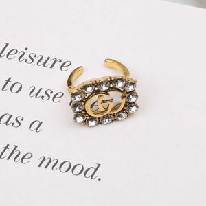95% zniżki 2023 Nowa luksusowa wysokiej jakości biżuteria modowa na proste litery mężczyźni i kobiety uniwersalny delikatny pierścionek otwarty temperament biżuteria ręczna