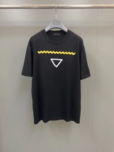 2023サマーデザイナーTシャツファッションウェーブストライプスプライスデザインヨーロッパサイズルーズバージョンメンズカジュアルブラックTシャツ