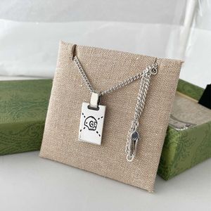 70% rabatt 2023 Nya lyxiga högkvalitativa modesmycken för Silver Skull Square Necklace Fairy Sweater Chain Men and Women Simple Lovers