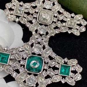 95% rabatt 2023 Nya lyxiga högkvalitativa modesmycken för nya dubbla diamantbrosch Temperament Silver Needle Coat Suit Pin
