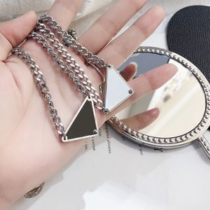 Luxur Designer Halsband Fashion Jewelry Black and White P Letter Triangle Pendant Design Party Hip-Hop Neutral Necklace Party Gift SMEEE meddes Accessories X305
