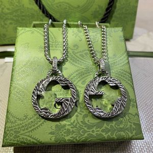 % 20 indirim 2023 Yeni lüks yüksek kaliteli moda mücevherler, birbirine geçiren çift kızarmış hamur bükülme gümüş kolye kullanılmış erkek ve kadın kazak zinciri hediyesi