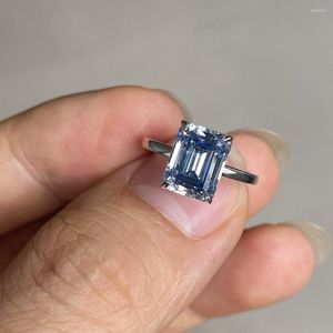 Pierścienie klastra Meisidian Color Blue Moissanite 3 Szmaragdowy Cut S925 Sliver Pleated Białe Złote Pierścień