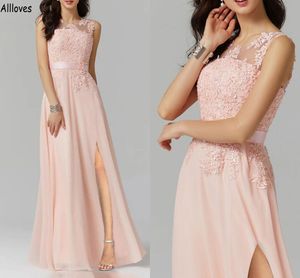 Blush Rose Une Ligne Robes De Demoiselle D'honneur En Mousseline De Soie Élégante Dentelle Appliqued Jewel Cou Demoiselle D'honneur Robe Plus La Taille Etage Longueur Sexy Split Mariage Invité Robes De Fête CL1936