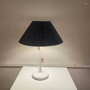 Lampade da tavolo Semplice blu nordico Tessuto metallico LED Appartamento El Soggiorno Comodino Buon prezzo Lampada da lettura