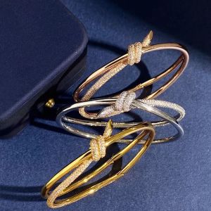 Commercio all'ingrosso di gioielli per San Valentino di moda da donna con bracciale liscio con nodo in acciaio inossidabile dorato di design