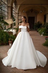 Plaża Wspaniałe liniowe suknie ślubne dla panny młodej Boho poza ramieniem Plus w rozmiarze krótkie rękawy Bohemian Backless Court Train Bridal Suknia Vestidos de novia