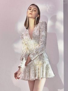 Casual Kleider Europäischen Frühling Herbst Dünne Temperament V-ausschnitt Design Gold Pailletten Langarm Mini Frauen Mode Streetwear 2023