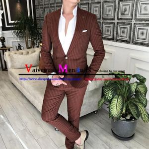 Herrdräkter Bourgogne Pinstripe Men Passar Slim Fit Peaked Lapel Wedding Groom Tuxedo Blazer Man Formell Business 2 Pieces Terno Masculino