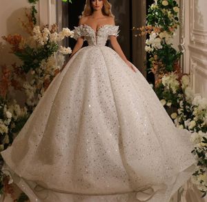فساتين زفاف كروية سباركلي الخامس على الكتف من الكتف ثلاثية الدانتيل الترتر الطفون طول الأرضية من اللؤلؤ الملبس الثياب الرسمية فساتين الزفاف بالإضافة إلى الحجم