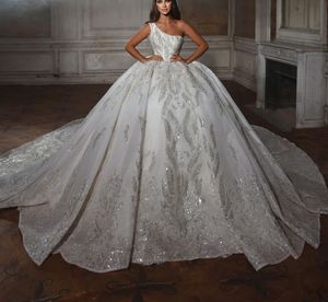 Abito da ballo scintillante Abiti da sposa Bateau Senza maniche Monospalla Raso Paillettes lucide Appliques Lunghezza del pavimento Increspature di perline Abiti formali Abiti da sposa Taglie forti