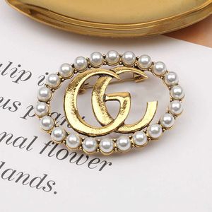 2023 Nuovi gioielli di moda di alta qualità di lusso per spille intarsiate perle super flash temperamento delicata celebrità per spillo Codigan Accessori Nuovo stile
