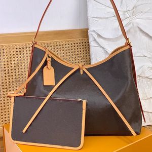 Borsa di design 10A Modellata con tela e finiture in pelle. Tanto spazio con borsa con cerniera, pochette con cerniera staccabile per aggiungere un elemento funzionale