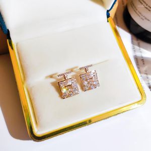 Studörhängen 14K Real Gold Square Pave Inlaid Top Zircon Earring for Women Charm Elegant Temperament Drop Smycken Broncos Pendant