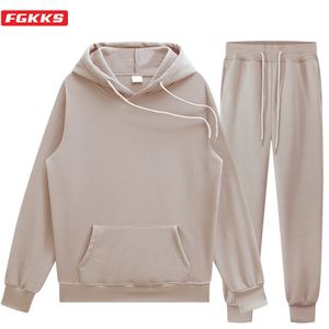 Herrspårar fgkks män set hoodiepants tvådelar avslappnad fast färg tröjor män mode sportkläder märkesuppsättning spårdräkt man 230303